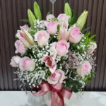 แจกันดอกไม้สดสีชมพู