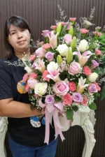 แจกันดอกไม้สดสีชมพู