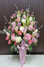 แจกันดอกไม้สดสีชมพูหวาน