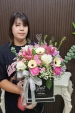 แจกันดอกไม้สดชมพูขาว