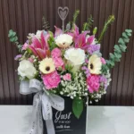 แจกันดอกไม้สดสีชมพูขาว