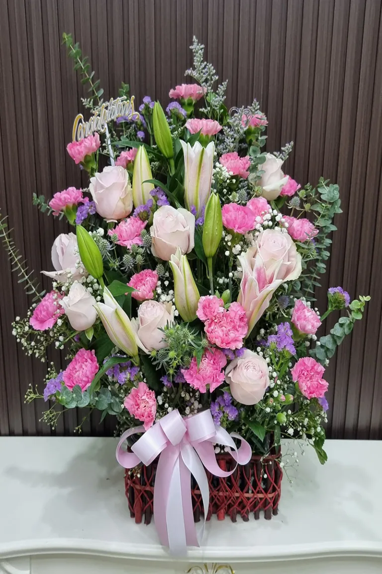 กระเช้าดอกไม้สีชมพู