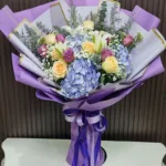 ช่อดอกไม้สดสีม่วง