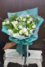 ช่อดอกไม้สดสีขาวเขียว