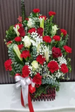 กระเช้าดอกไม้สดสีแดง