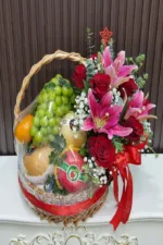 กระเช้าผลไม้ดอกไม้สดสีแดง