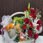 กระเช้าผลไม้ดอกไม้สดสีแดง