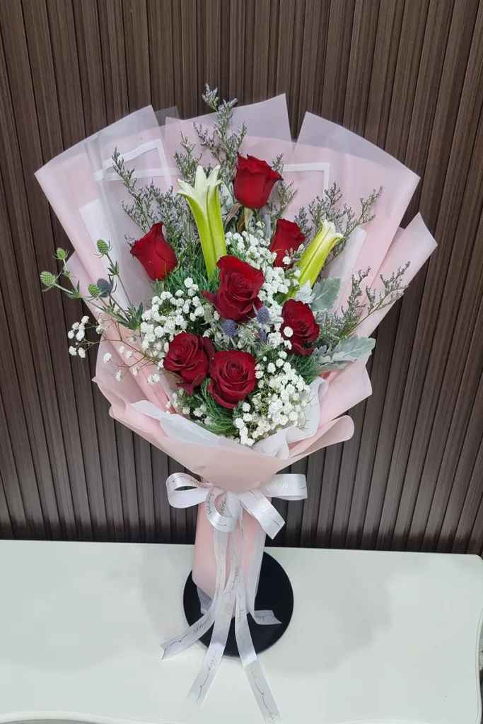 ช่อดอกกุหลาบแดงดอกลิลลี่