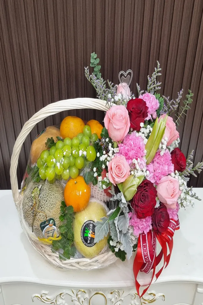 กระเช้าผลไม้ดอกไม้สด