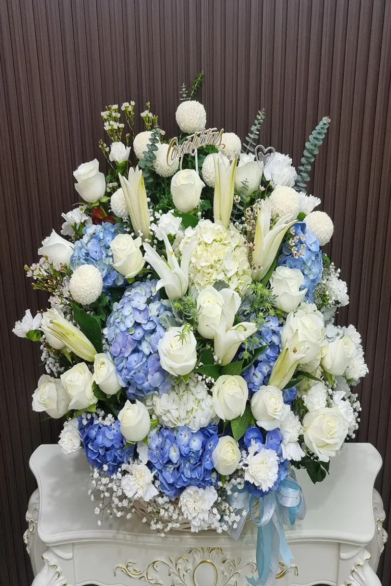 กระเช้าดอกไม้สีฟ้า ขาว