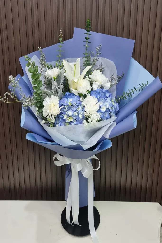 ช่อดอกไม้สดสีฟ้า