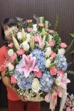 กระเช้าดอกไม้สีฟ้าชมพู
