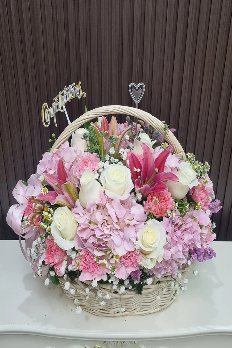 กระเช้าดอกไม้สดสีชมพูอ่อน ดอกไฮเดรนเยีย