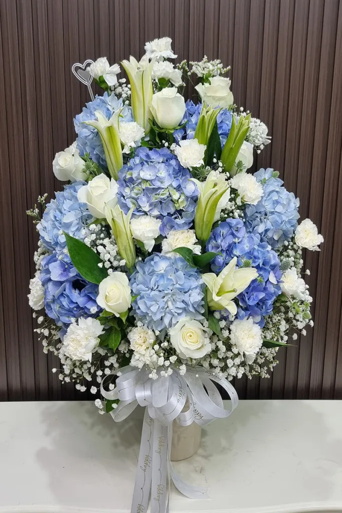 แจกันดอกไม้สดสีฟ้าขาว