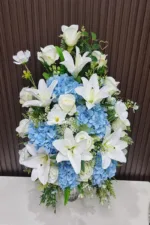 แจกันดอกไม้ประดิษฐ์สีฟ้าขาว