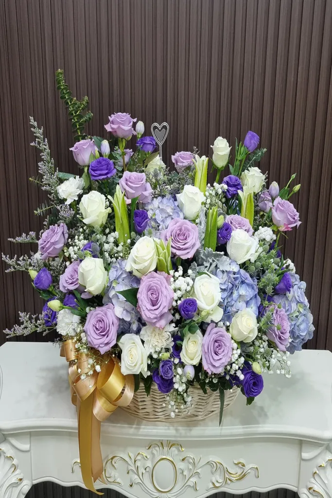 กระเช้าดอกไม้สีม่วงอ่อน พาสเทล