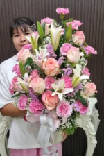 แจกันดอกไม้สดสีชมพู