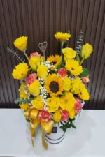 แจกันดอกไม้สดสีเหลือง
