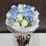ช่อดอกไม้สดสีฟ้าขาว