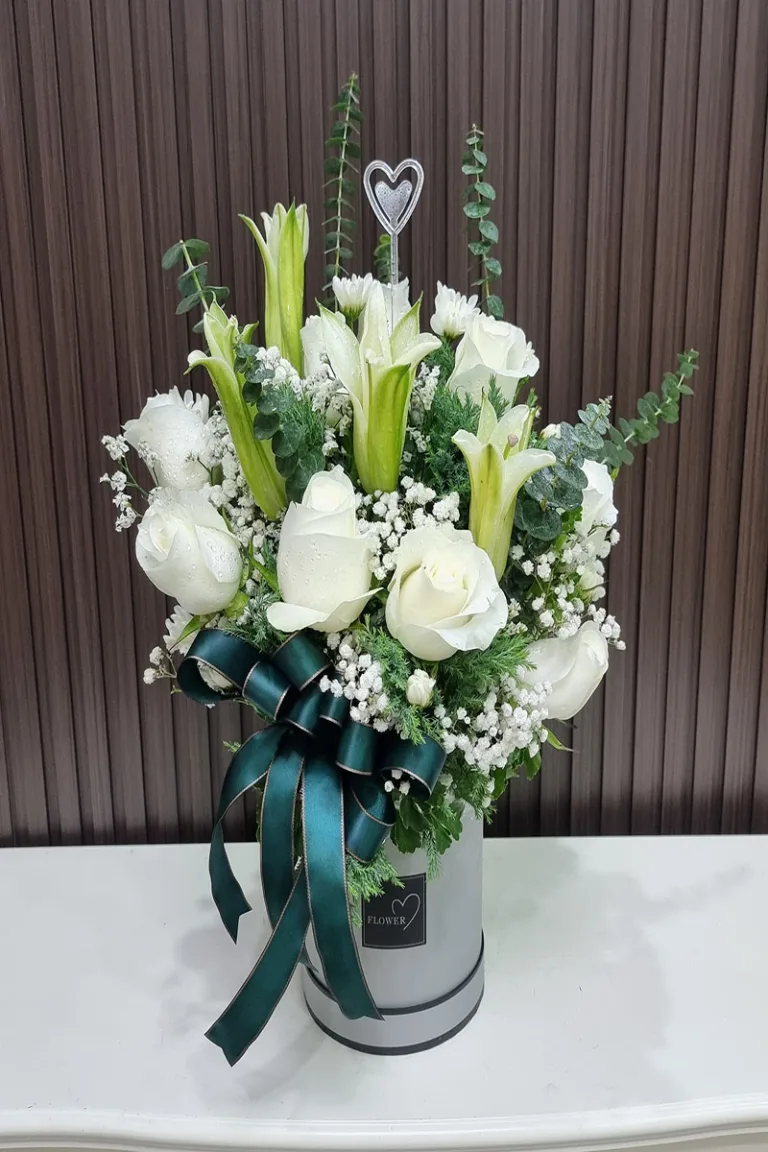 แจกันดอกไม้สดสีขาว