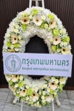 พวงหรีดดอกไม้สีขาว