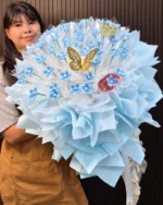 คนถือช่อเจ้าหญิงทรงกลมสีฟ้า เพื่อแสดงขนาดสินค้าจริง ช่อใส่แบงค์ 50 ใบ