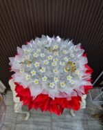 รายละเอียดช่อเจ้าหญิงสีแดงสด ดอกเดซี่และพร็อปตกแต่ง