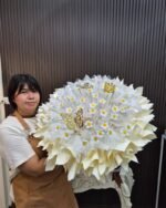 ภาพคนถือช่อเจ้าหญิงสีครีม แสดงขนาดช่อจริง