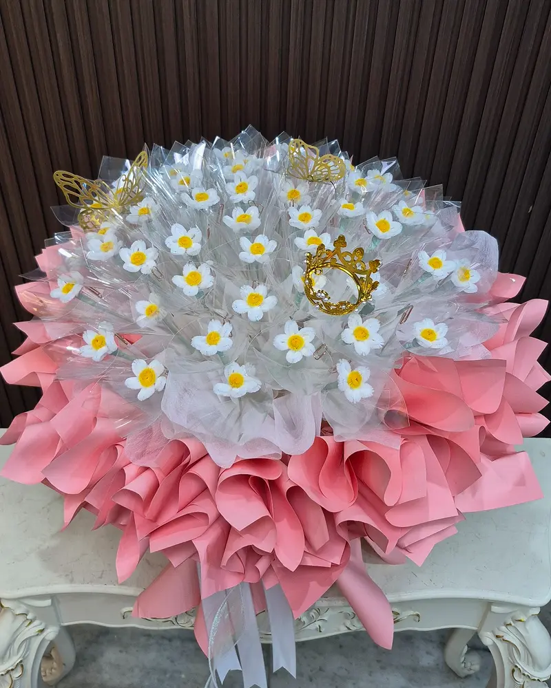 ช่อเจ้าหญิงทรงกลมสีชมพู ช่อเปล่าใส่แบงค์เอง 50 ใบ ตกแต่งดอกเดซี่ มงกุฎและผีเสื้อ