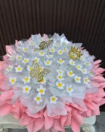 รายละเอียดช่องใส่ธนบัตร ดอกเดซี่ มงกุฎและผีเสื้อสีทองบนช่อสีชมพู