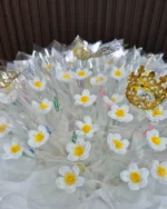 รายละเอียดช่องใส่ธนบัตร ดอกเดซี่ มงกุฎและผีเสื้อสีทองบนช่อสีขาว
