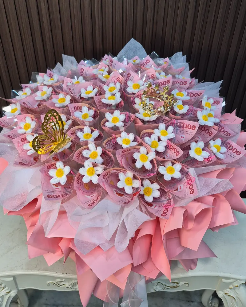 ตัวอย่างช่อเจ้าหญิงทรงกลมสีชมพูหลังใส่ธนบัตร 50 ใบ สินค้าไม่รวมธนบัตร