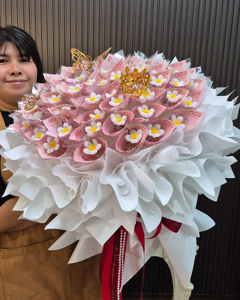 คนถือช่อเจ้าหญิงทรงกลมสีขาวเพื่อแสดงขนาดสินค้าจริง