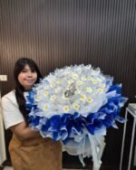 ภาพคนถือช่อเจ้าหญิงสีน้ำเงิน แสดงขนาดช่อจริง