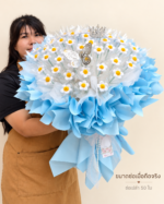 เจ้าของร้านถือช่อเจ้าหญิงสีฟ้าช่อเปล่าเพื่อเทียบขนาด
