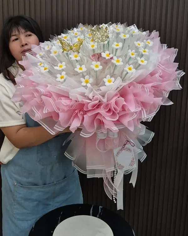 ช่อเจ้าหญิงใส่แบงค์เอง 50 ใบ สีชมพูหวานขอบขาว ภาพจริงคนถือช่อเปล่า