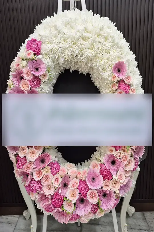 พวงหรีดดอกไม้สดโทนขาวชมพู W1019