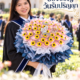 ภาพจำลองบรรยากาศรับปริญญาถือช่อสีกรมหลังใส่ธนบัตร