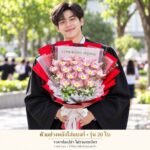 ภาพจำลองผู้ชายถือช่อสีแดงใส่ธนบัตรตัวอย่าง ไม่รวมธนบัตร ไม่ใช่ภาพยืนยันขนาดจริง